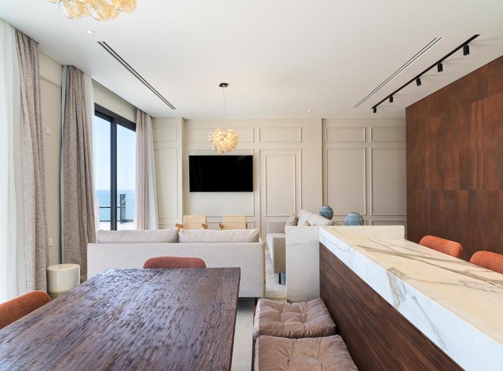 TV a/nebo společenská místnost v ubytování LIV Mackenzie Beach Suites Larnaca ADULTS ONLY