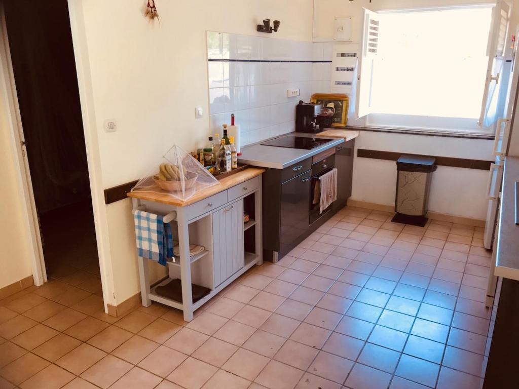 Kuchyň nebo kuchyňský kout v ubytování Maison Latecoere avec piscine