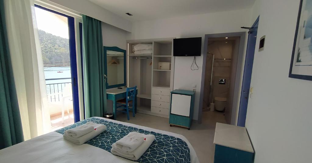 Postel nebo postele na pokoji v ubytování Knossos Hotel