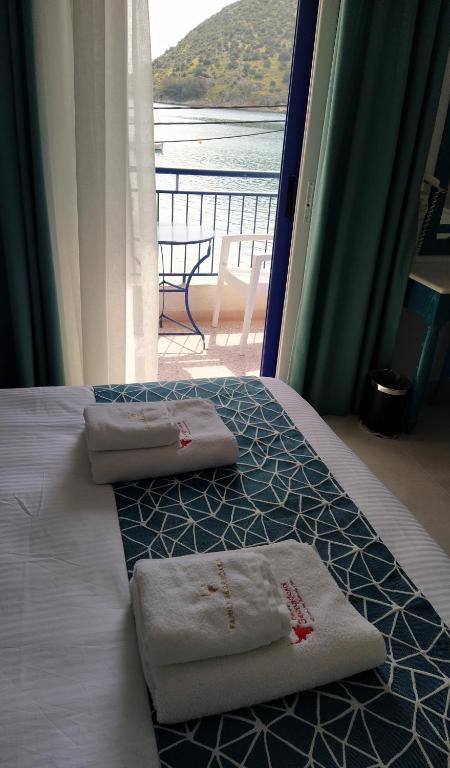 Postel nebo postele na pokoji v ubytování Knossos Hotel