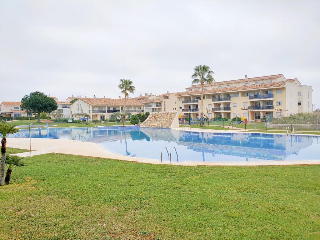 una piscina frente a un complejo en Panoramica Golf Karilo en Sant Jordi