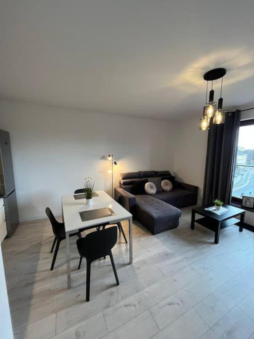 un soggiorno con tavolo e divano di New Apartment OLD TOWN -6 People - 200m Town Hall a Breslavia
