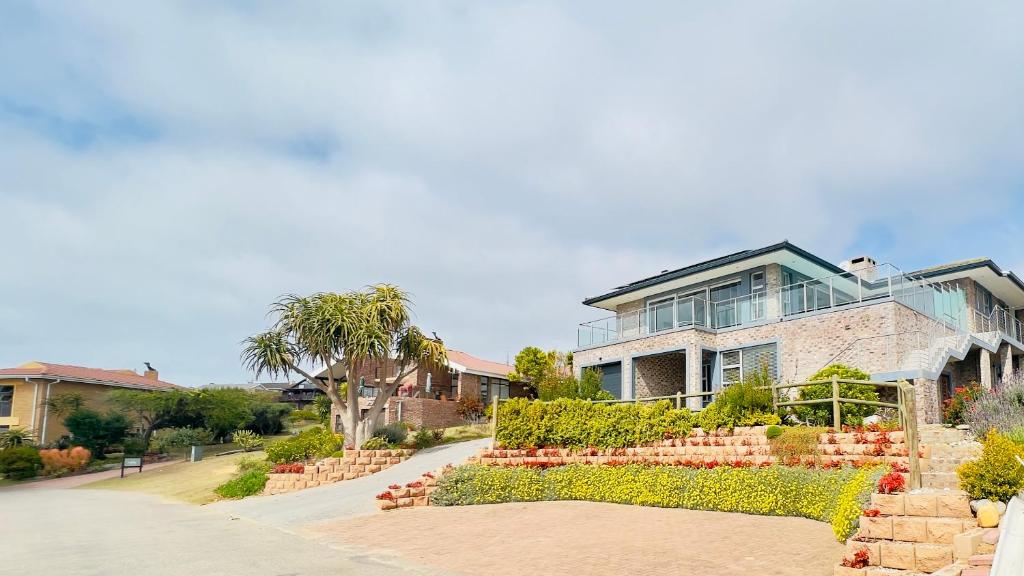 a house with a garden in front of it at Csig Vleesbaai in Vleesbaai