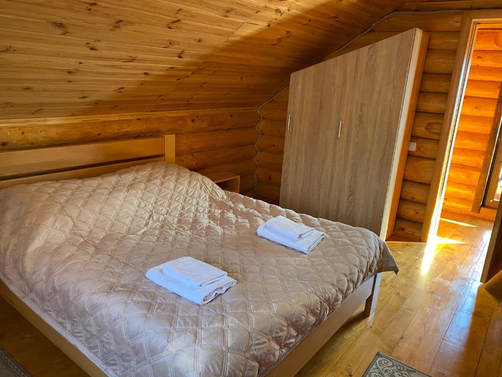 Postel nebo postele na pokoji v ubytování Smerekovyi Dvir