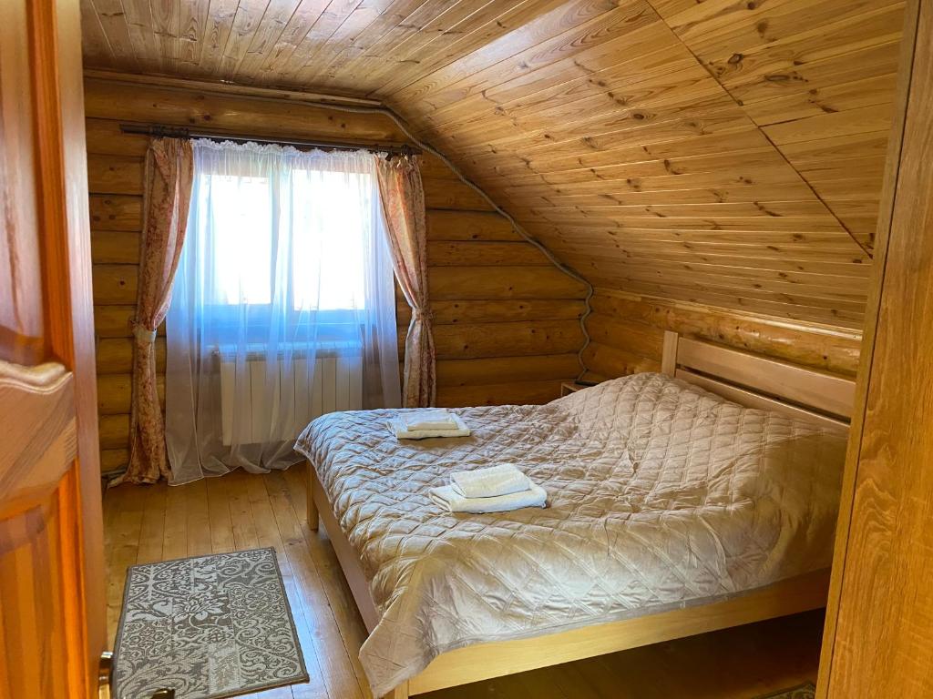 Postel nebo postele na pokoji v ubytování Smerekovyi Dvir