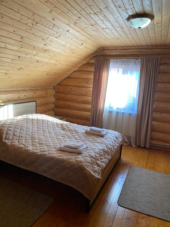 Postel nebo postele na pokoji v ubytování Smerekovyi Dvir