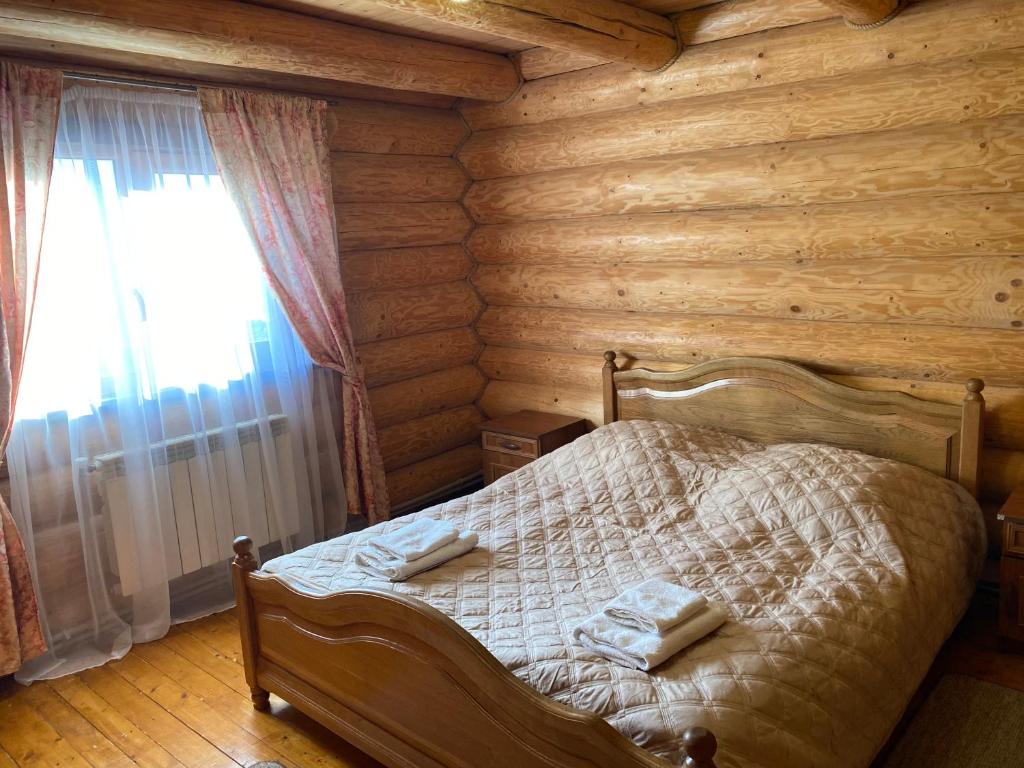 Postel nebo postele na pokoji v ubytování Smerekovyi Dvir