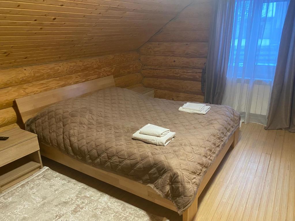 Postel nebo postele na pokoji v ubytování Smerekovyi Dvir