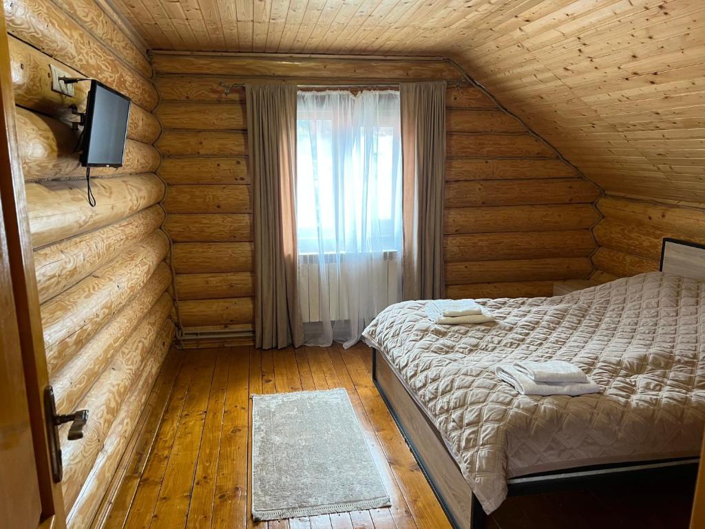Postel nebo postele na pokoji v ubytování Smerekovyi Dvir
