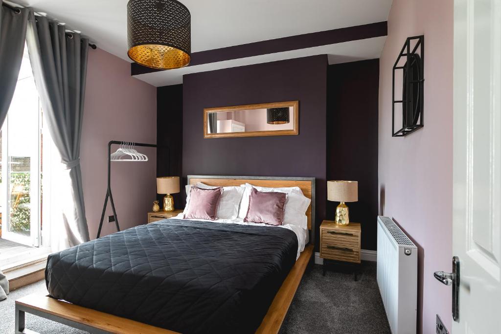 1 dormitorio con cama y pared negra en Central Brighton few Steps from Brunswick Square, en Brighton & Hove