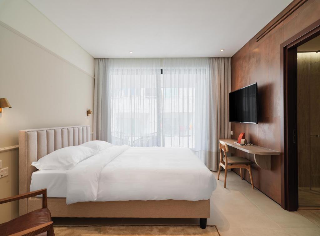 TV a/nebo společenská místnost v ubytování LIV Mackenzie Beach Suites Larnaca ADULTS ONLY