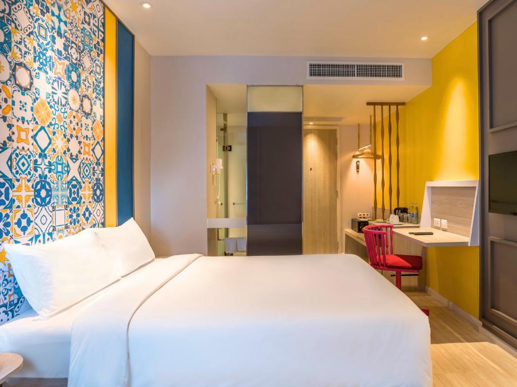Cama ou camas em um quarto em Ibis Styles Phuket City