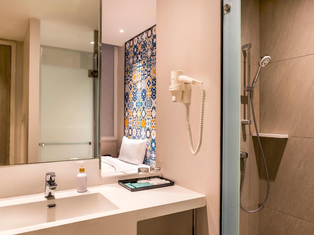 Um banheiro em Ibis Styles Phuket City