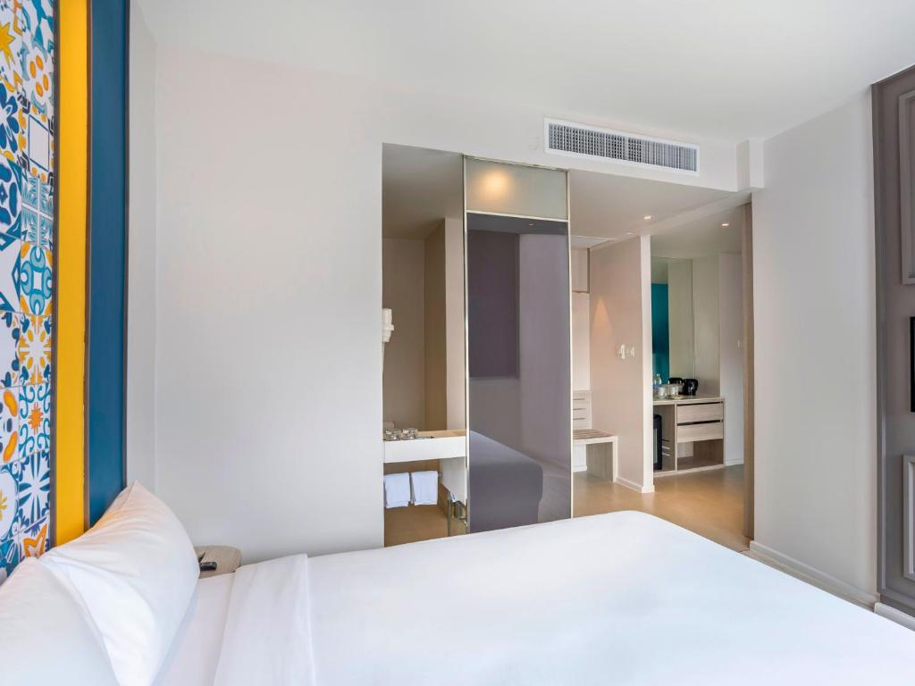 Cama ou camas em um quarto em Ibis Styles Phuket City
