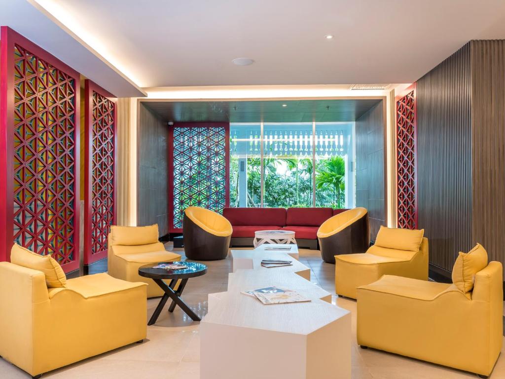 Uma área de estar em Ibis Styles Phuket City
