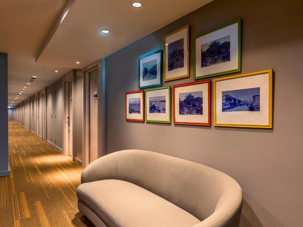 Uma área de estar em Ibis Styles Phuket City