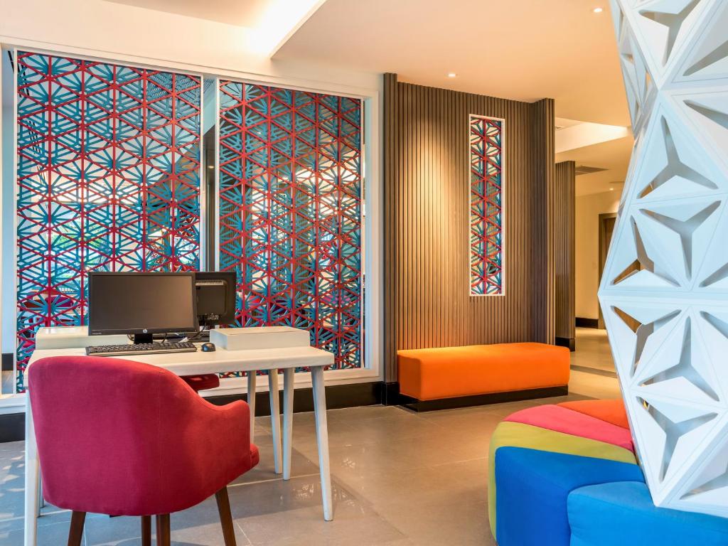 Uma TV ou centro de entretenimento em Ibis Styles Phuket City