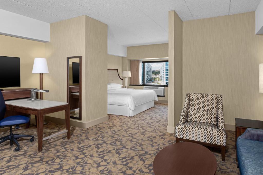 Televiisor ja/või meelelahutuskeskus majutusasutuses Sheraton Lincoln Harbor Hotel