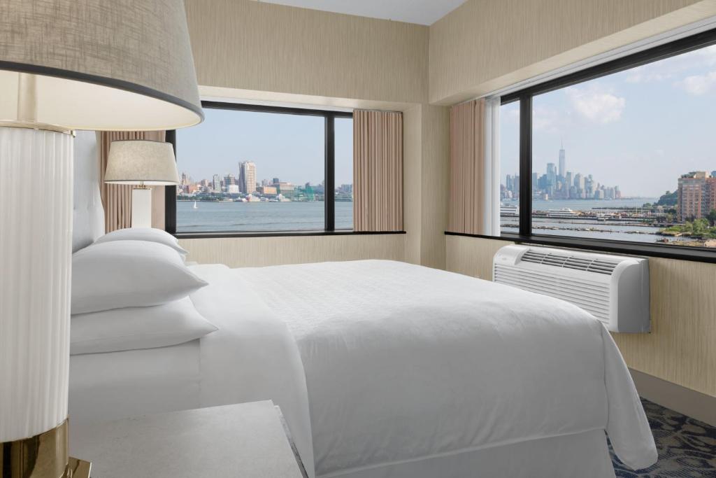 Voodi või voodid majutusasutuse Sheraton Lincoln Harbor Hotel toas