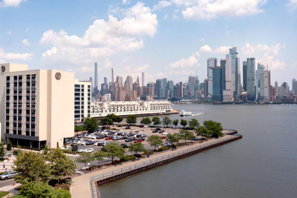 Linna Weehawken üldine vaade või majutusasutusest Sheraton Lincoln Harbor Hotel pildistatud vaade