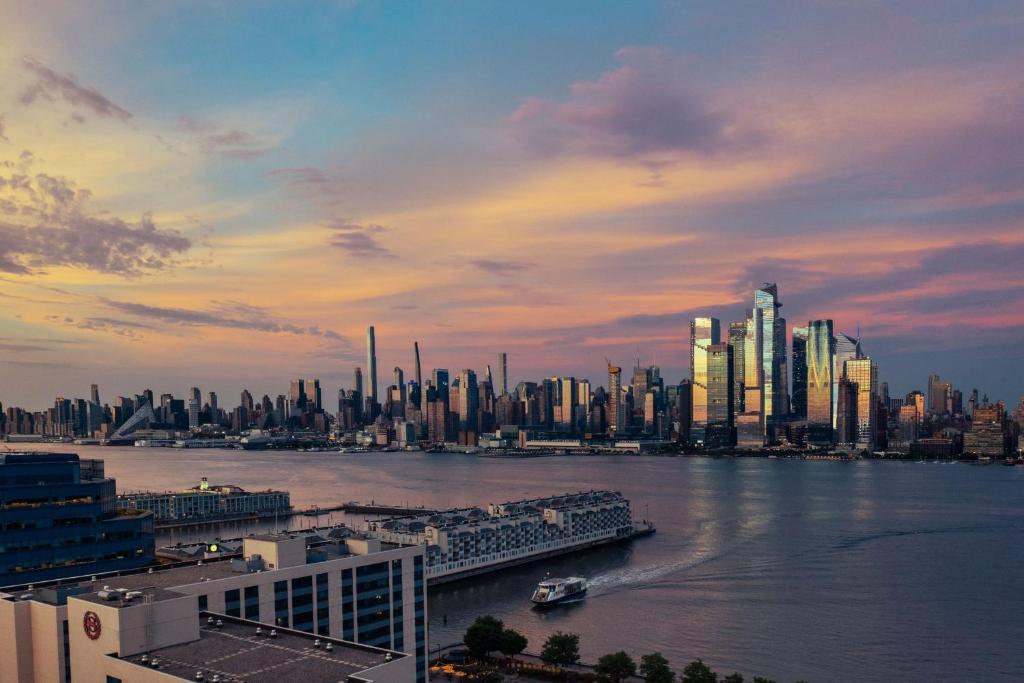 Linna Weehawken üldine vaade või majutusasutusest Sheraton Lincoln Harbor Hotel pildistatud vaade