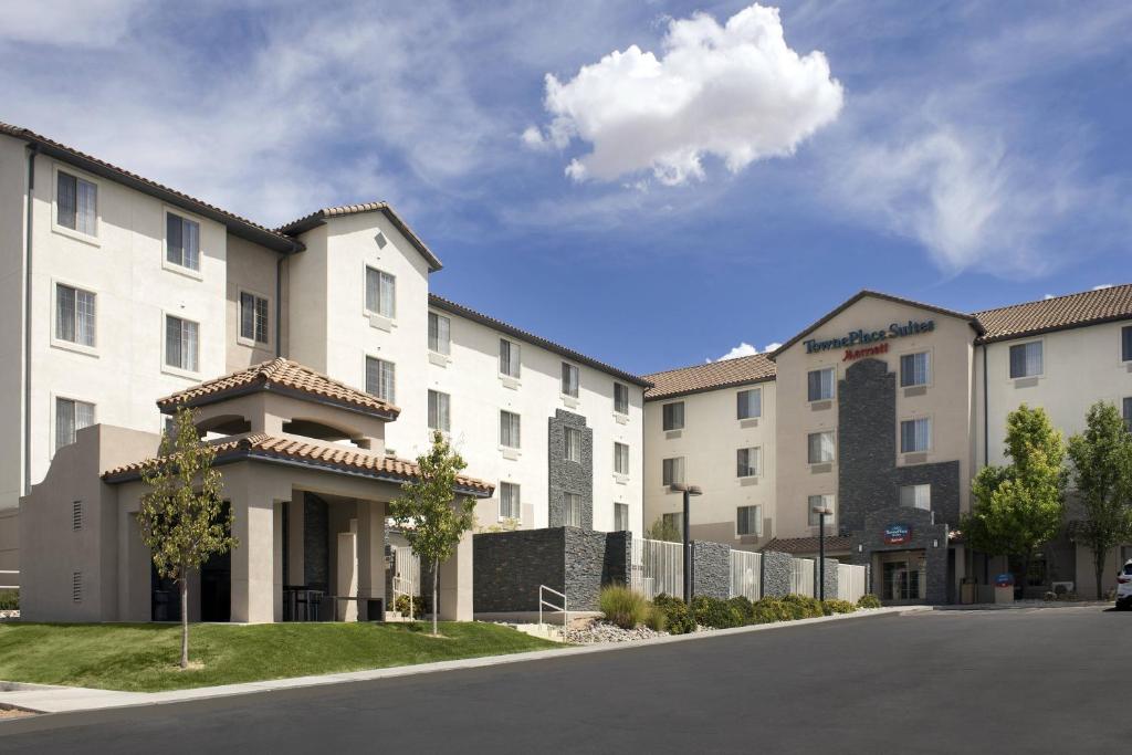 une rangée de bâtiments dans une rue dans l'établissement TownePlace Suites by Marriott Albuquerque Airport, à Albuquerque