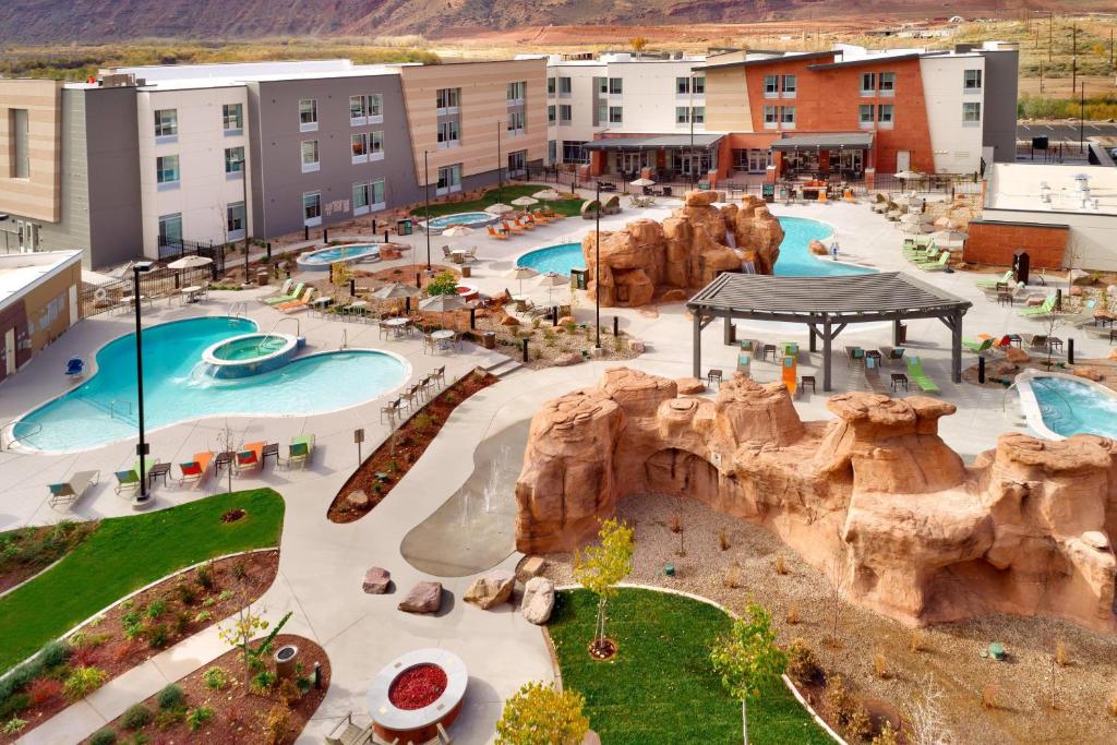 uitzicht op een waterpark in een resort bij SpringHill Suites by Marriott Moab in Moab