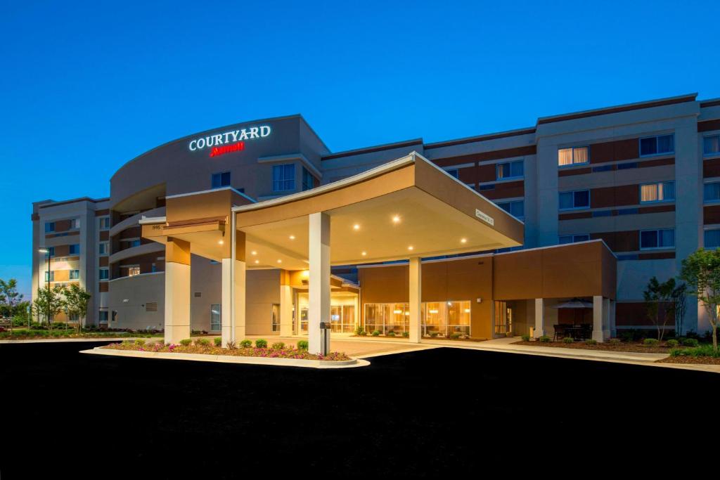 un edificio de oficinas con un gran edificio en Courtyard by Marriott Columbus, en Columbus