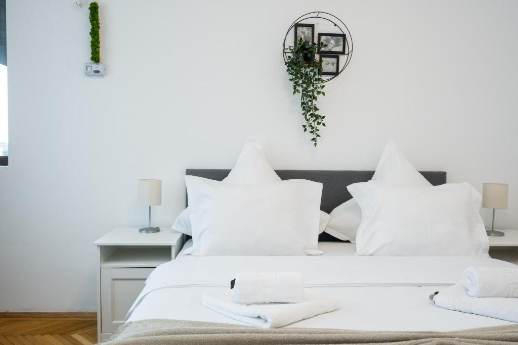 Een bed of bedden in een kamer bij Aonia 2bdr apartment - P-ta Romana View