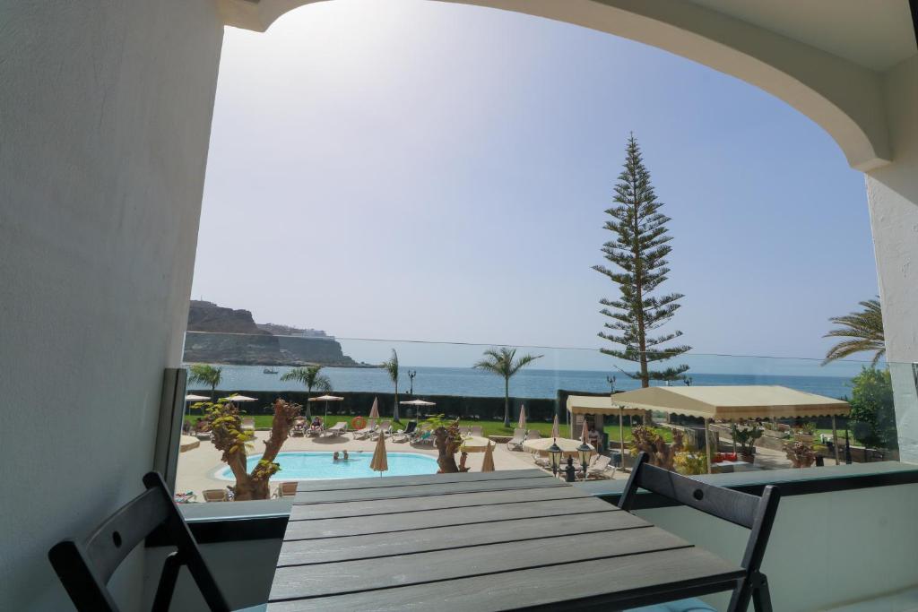 The swimming pool at or close to Seafront Playa del Cura apartment