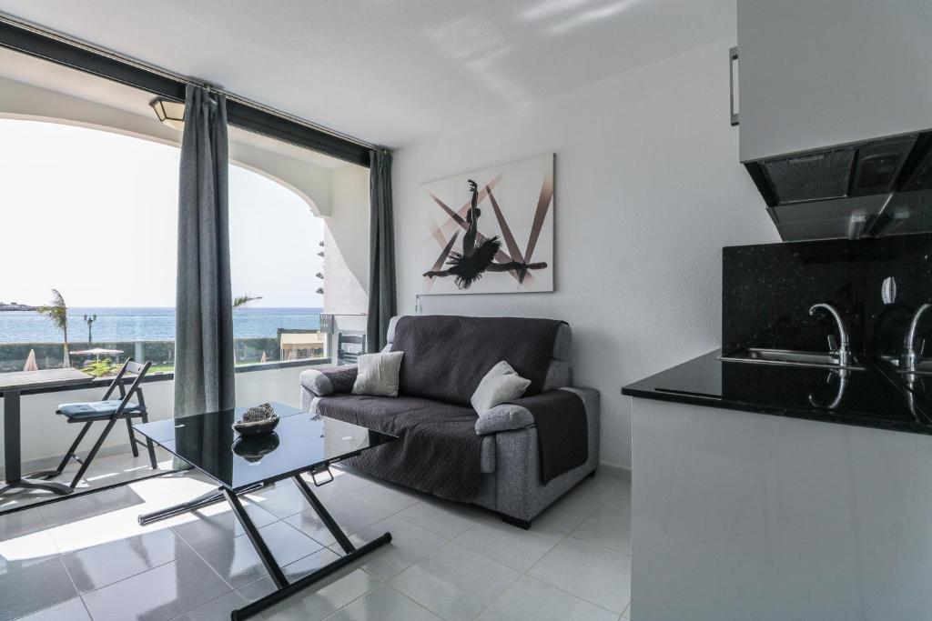 A seating area at Seafront Playa del Cura apartment