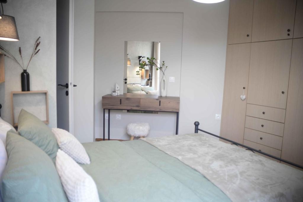A bed or beds in a room at Hara's Apartment