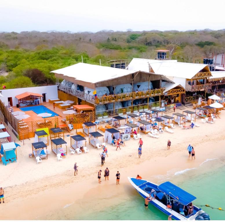 una vista aérea de una playa con un complejo en La Cabaña Glamping Geronimo, en Playa Blanca