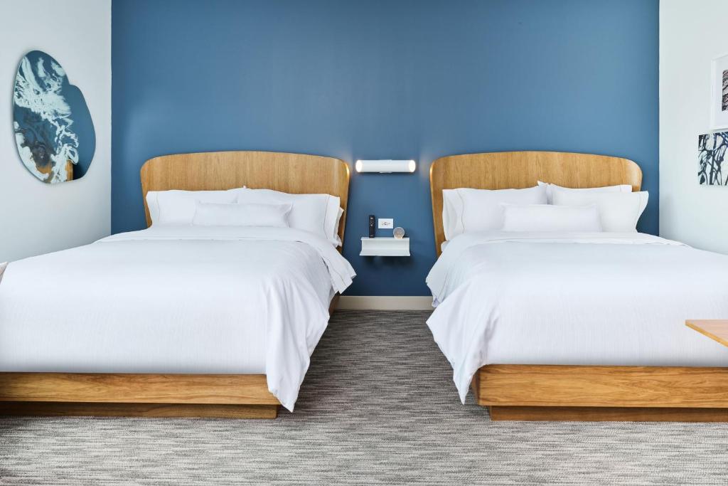 Element by Marriott Chattanooga East - 带两个大床和沙发床的女王套房