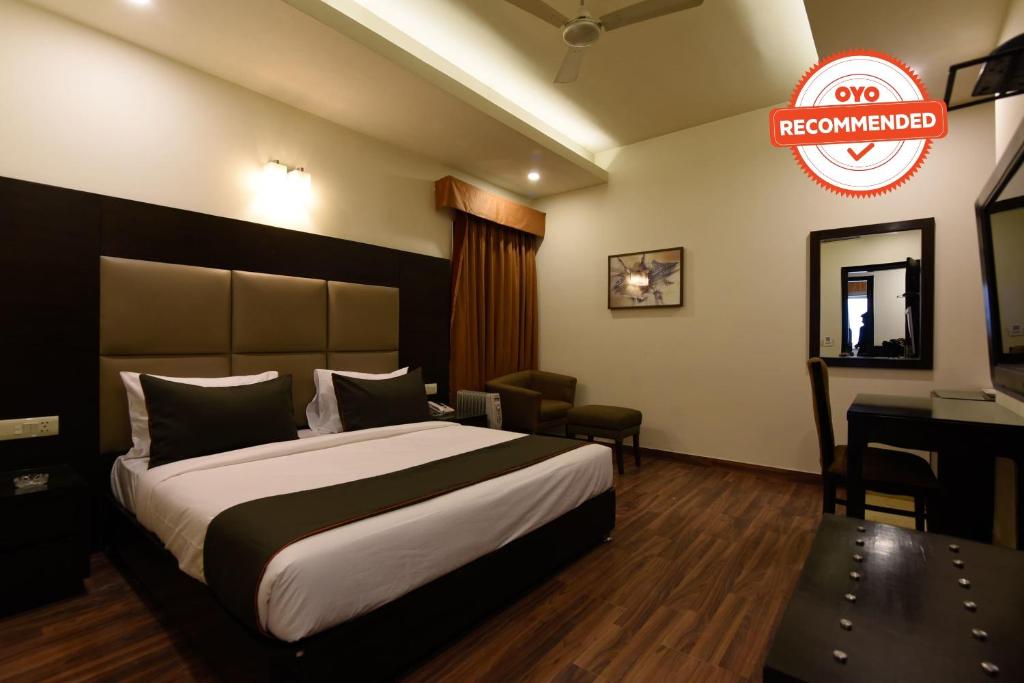 una habitación de hotel con una cama y una señal que no se recomienda en Collection O Collection O Venkata Sai Sadan Mathrusree Nagar Near Nexus Hyderabad en Kondapur