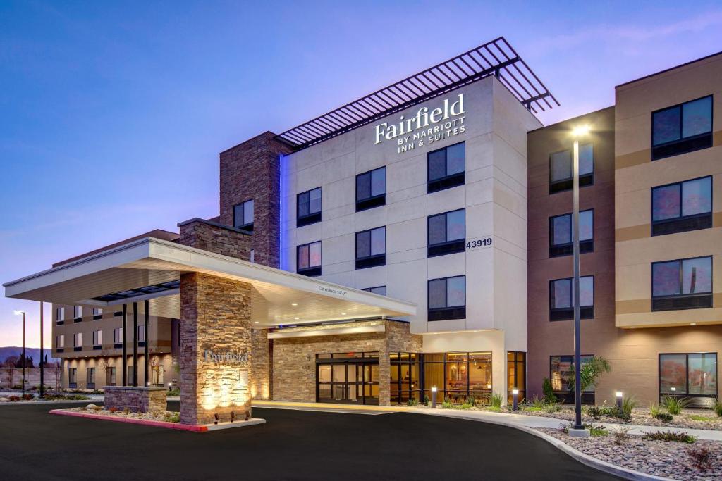 una rappresentazione della parte anteriore di un hotel di Fairfield Inn & Suites Lancaster Palmdale a Lancaster