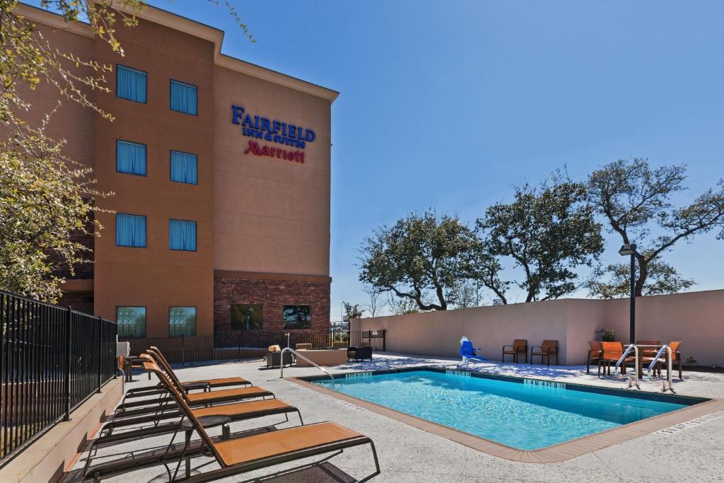 uma piscina em frente a um edifício com um hotel em Fairfield Inn and Suites by Marriott Austin Northwest/Research Blvd em Austin