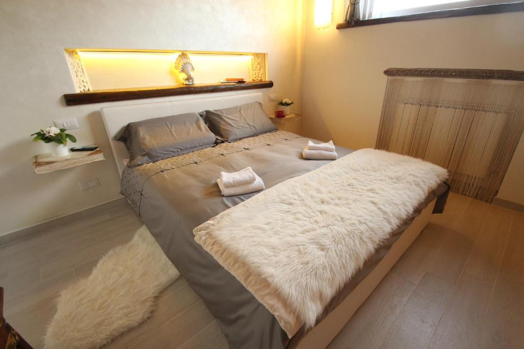 una camera da letto con un grande letto con una coperta bianca di B&B Oliver a Firenze