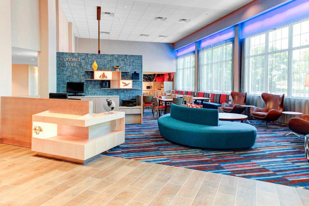 ハイアニスにあるFairfield Inn & Suites by Marriott Cape Cod Hyannisのロビー(椅子とテーブルのある待合室付)