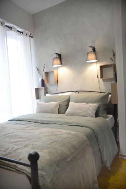 A bed or beds in a room at Hara's Apartment