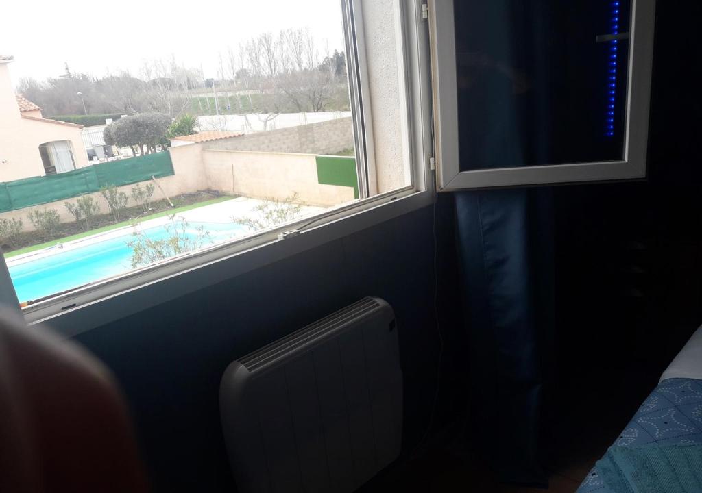Bazén v ubytovaní Villa avec plage à pied et grande piscine alebo v jeho blízkosti