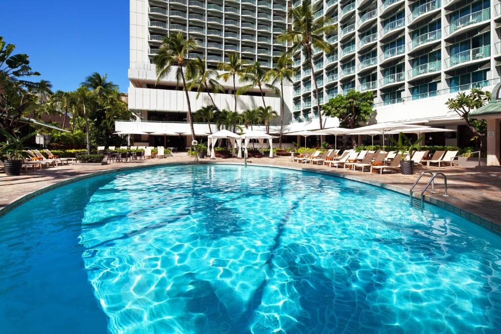 una gran piscina frente a un hotel en Sheraton Princess Kaiulani, en Honolulu