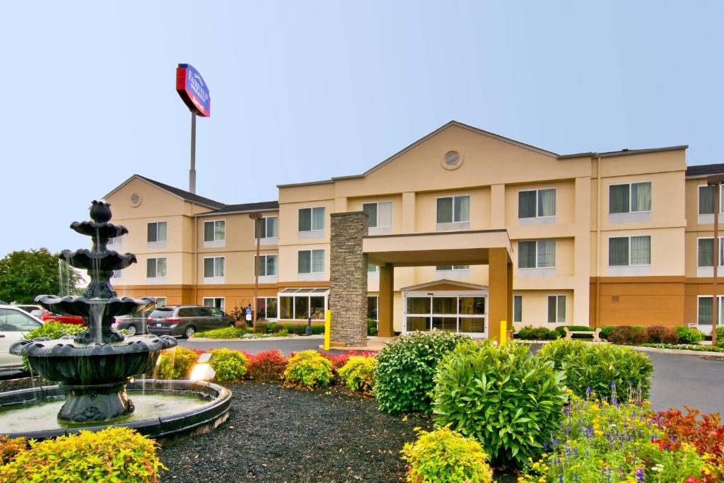 a hotel with a fountain in front of a building at Fairfield Inn & Suites Clarksville in Clarksville