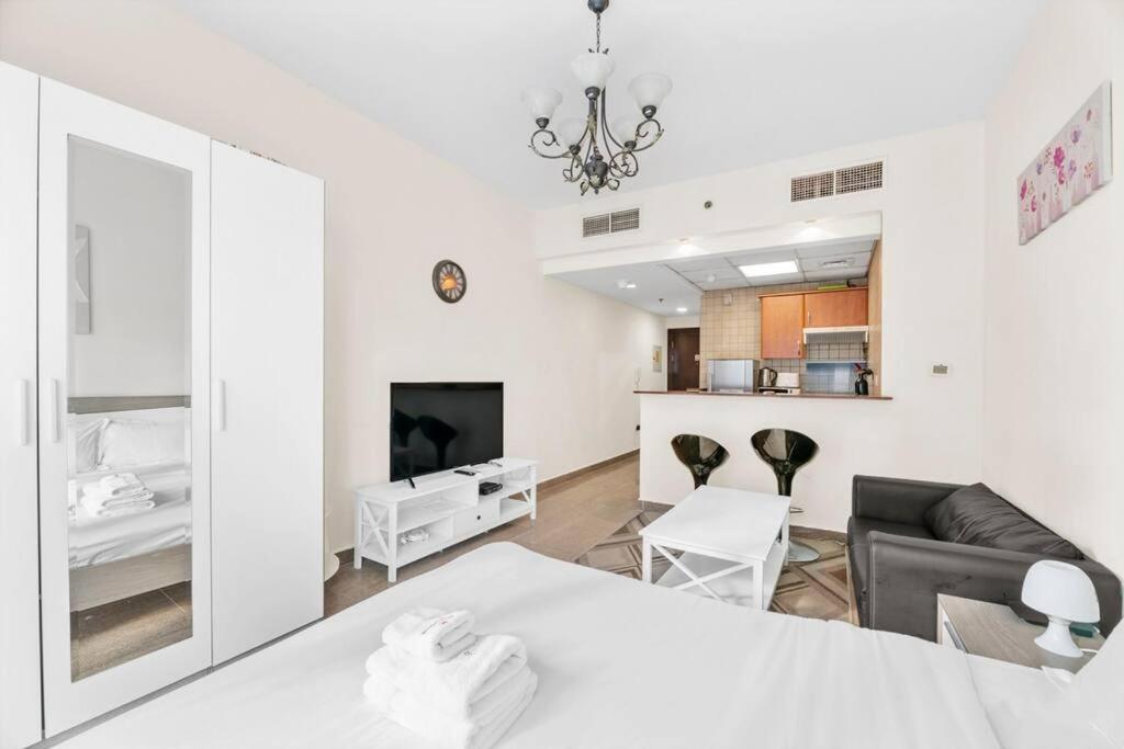 TV a/nebo společenská místnost v ubytování StoneTree - Marina Diamond Studio - Near Metro Station