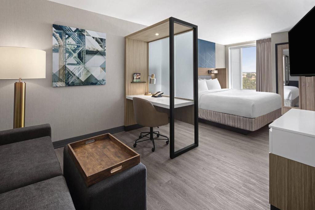 um quarto de hotel com uma cama e uma secretária em SpringHill Suites by Marriott East Rutherford Meadowlands Carlstadt em Carlstadt