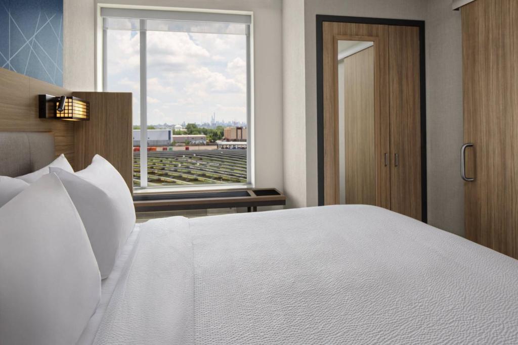 SpringHill Suites by Marriott East Rutherford Meadowlands Carlstadt - Guest Room With 1 King, Trundle Bed, City View