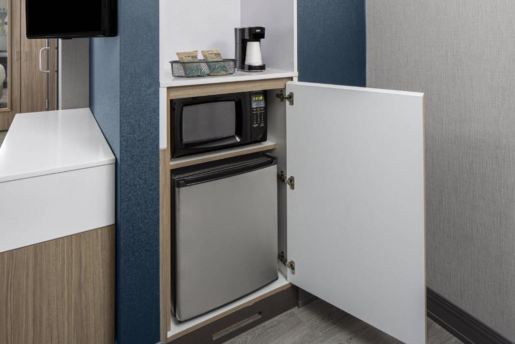 SpringHill Suites by Marriott East Rutherford Meadowlands Carlstadt - King Studio Suite - Hearing Accessible