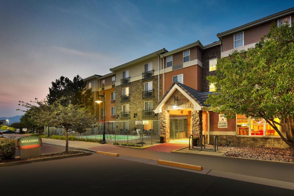 uma representação de um edifício de apartamentos à noite em TownePlace Suites by Marriott Boulder Broomfield/Interlocken em Broomfield