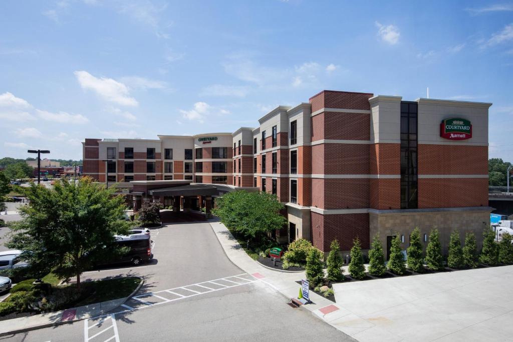 un edificio de oficinas con un estacionamiento delante de él en Courtyard by Marriott Cincinnati Midtown/Rookwood, en Cincinnati