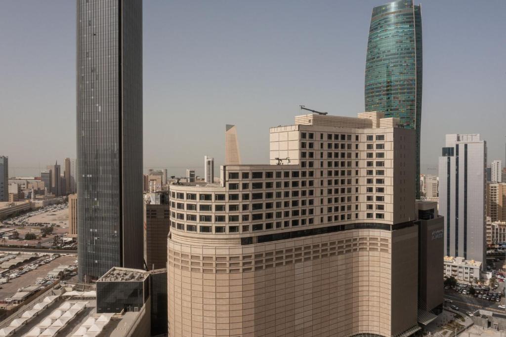 Marriott Executive Apartments Kuwait City في الكويت: إطلالة على أفق المدينة مع مباني طويلة
